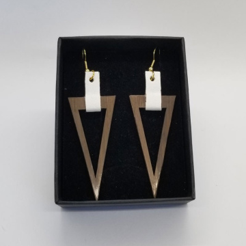 Boucles d'oreilles Triangles marrons attaches blanches